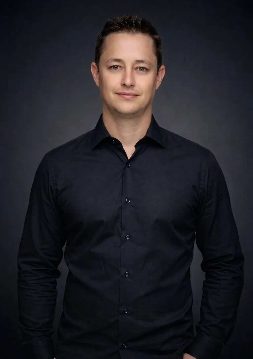 Retrato profissional de Thiago Douradinho, engenheiro civil.